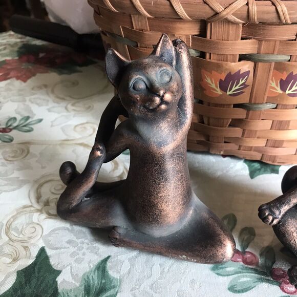 Yoga Cats In Lotus Meditation And One Leg King Pigeon Pose Statue Set - Picture 4 of 6